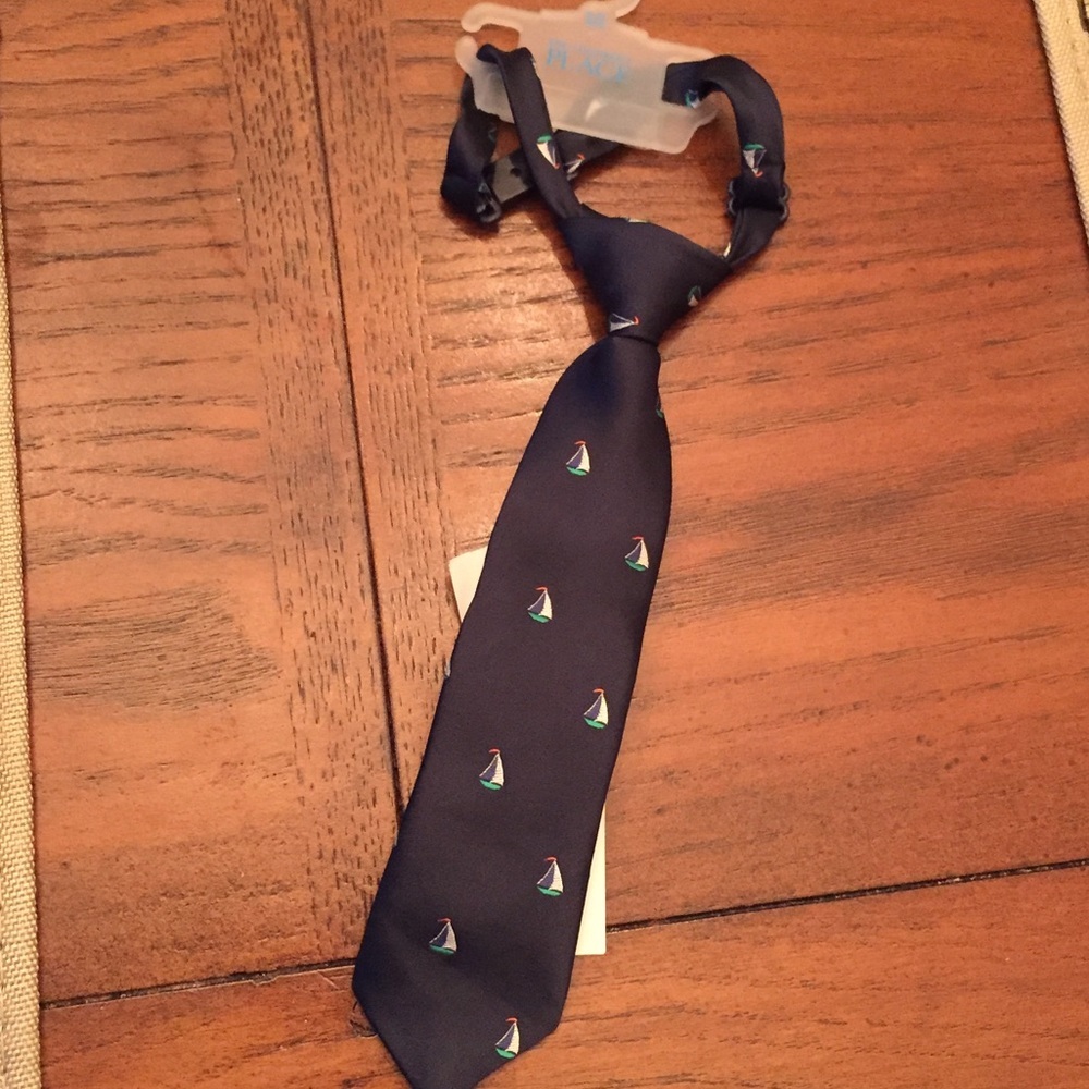 Boys tie NWT size 6-18 mons